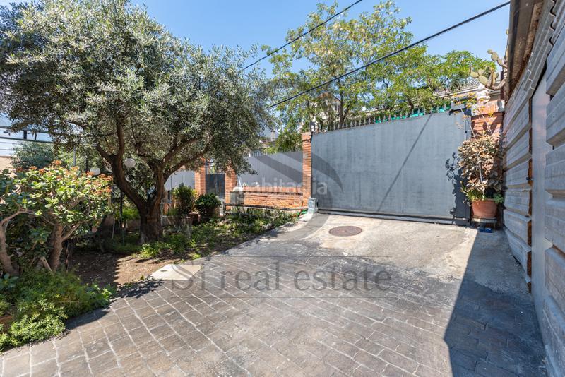 Foto 02f25d4c-e5f2-49ac-b1df-701eff9f06c8. Casa amb aparcament a Centre Santa Coloma de Gramenet
