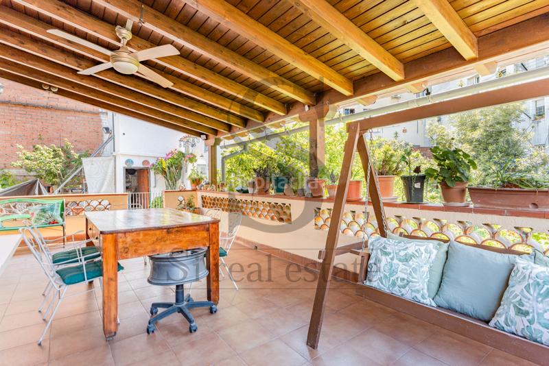 Foto 20942b65-3910-46cd-bb3b-6743b0246364. Casa amb aparcament a Centre Santa Coloma de Gramenet