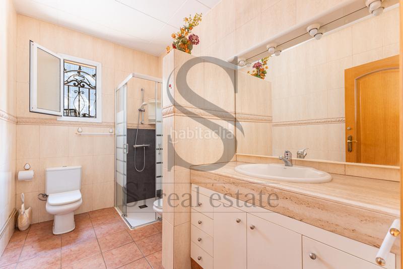Foto a89d2a10-ccc7-4de5-83bd-50520edd3b22. Casa amb aparcament a Centre Santa Coloma de Gramenet