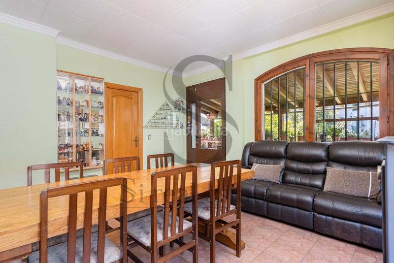 Foto bc8edc27-d762-4f82-a225-7616cc876639. Casa amb aparcament a Centre Santa Coloma de Gramenet