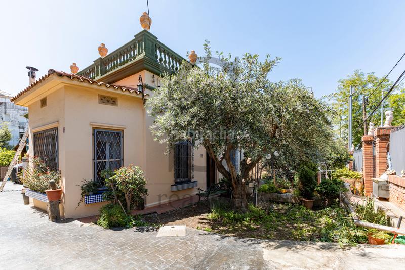 Foto d01bde4e-9563-42ca-ae7f-72b38eeb753d. Casa amb aparcament a Centre Santa Coloma de Gramenet