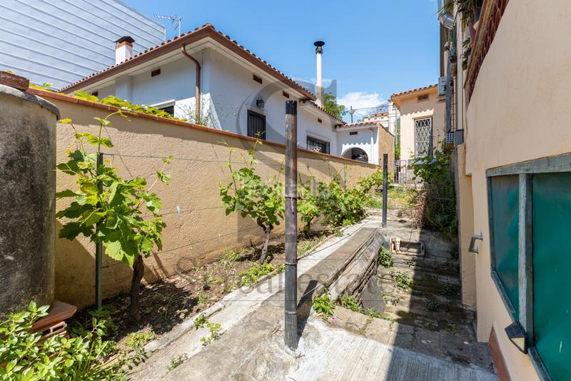 Foto e1bb2be2-a61f-40e9-8351-8ded8eaf4208. Casa amb aparcament a Centre Santa Coloma de Gramenet
