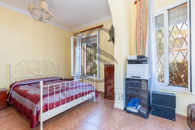 Foto e4058d21-7282-46c3-9a03-beade0ea8199. Casa amb aparcament a Centre Santa Coloma de Gramenet