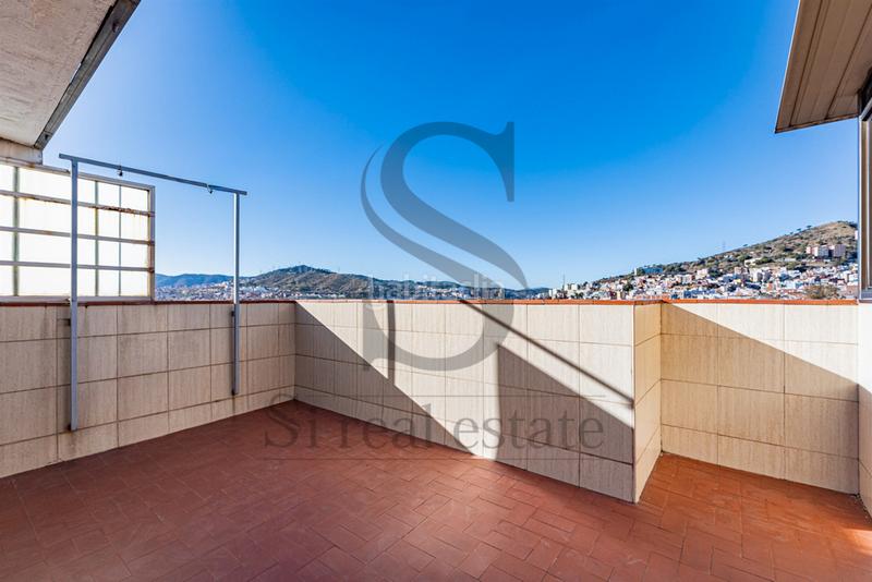 Foto 3bdf06b6-7701-43be-849f-c24f9e1fba7b. Penthouse with heating in Riu Nord Santa Coloma de Gramenet