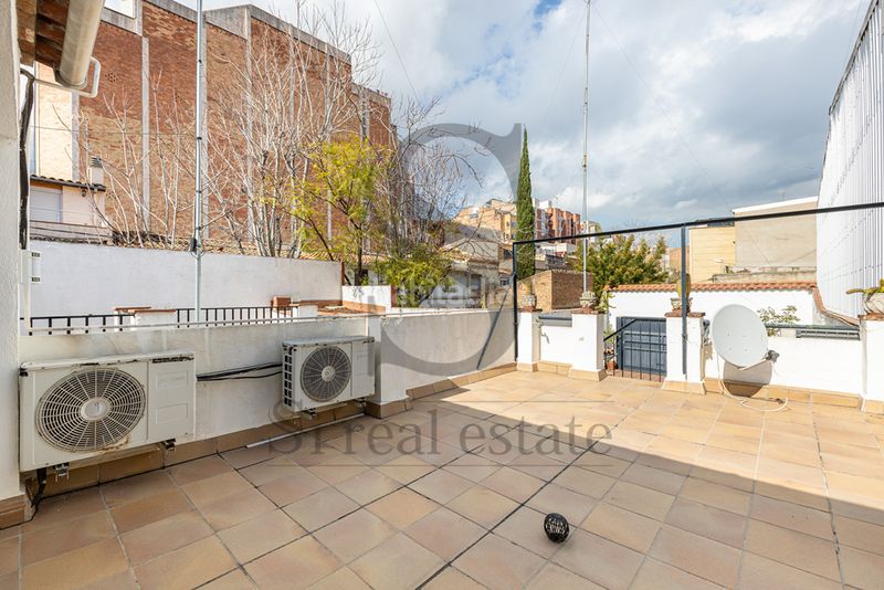 Foto 576ea445-2644-45ef-9cfb-40d840095e1d. Casa aparellada amb calefacció aparcament a Sant Andreu de Palomar Barcelona