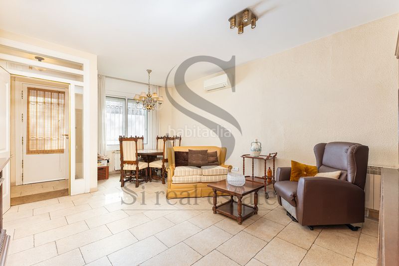 Foto 5ebe6cd2-0ea0-4e9a-8d9d-0155bd28179c. Casa aparellada amb calefacció aparcament a Sant Andreu de Palomar Barcelona