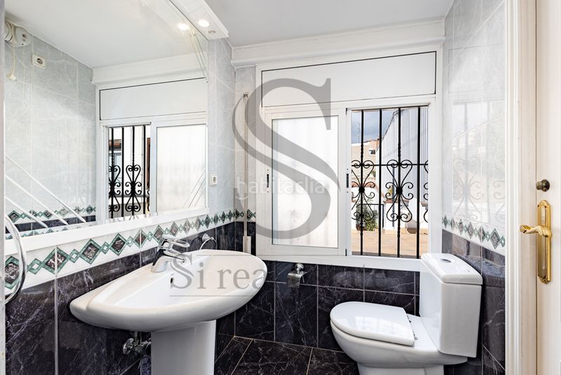 Foto 94883566-1522-4428-ab13-fb54addb7a98. Casa aparellada amb calefacció aparcament a Sant Andreu de Palomar Barcelona