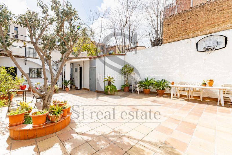 Foto bcee46de-042b-4554-ae80-58f682d7ba9e. Casa aparellada amb calefacció aparcament a Sant Andreu de Palomar Barcelona