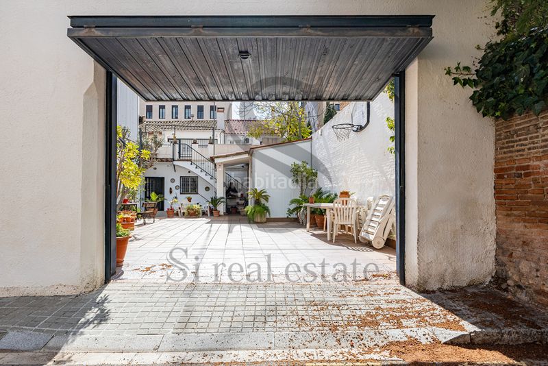 Foto ecb10df8-f87c-4a01-9a57-e17ea0aa8eb3. Casa aparellada amb calefacció aparcament a Sant Andreu de Palomar Barcelona