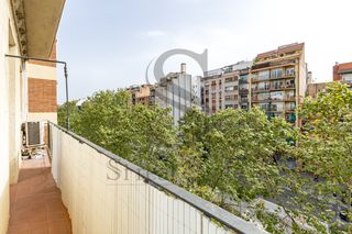 Pis  Avinguda meridiana. Exterior - balcón - reformado