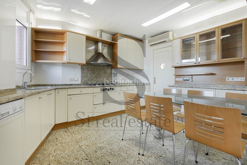 Foto a3c0c107-cfc0-4432-b785-668a9815889c. Dúplex amb xemeneia calefacció aparcament a Vallbona Barcelona