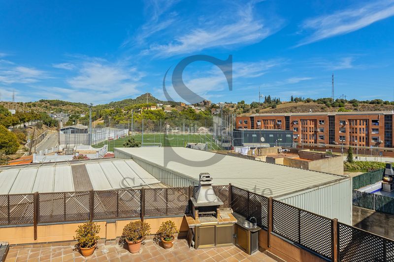 Foto d47343d8-f1aa-4ad2-a29e-aa074c91459c. Dúplex amb xemeneia calefacció aparcament a Vallbona Barcelona