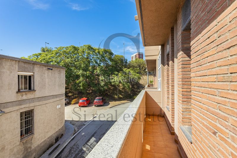 Foto e109e12b-64b5-47c8-8a7d-c9d583fa27cc. Dúplex amb xemeneia calefacció aparcament a Vallbona Barcelona