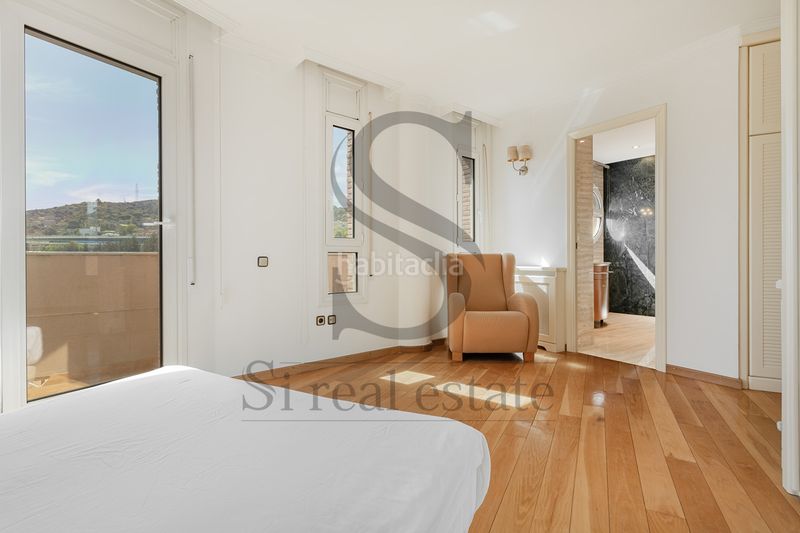 Foto fd582318-a76b-4ac0-b9ae-3fa6e1ec0566. Dúplex amb xemeneia calefacció aparcament a Vallbona Barcelona