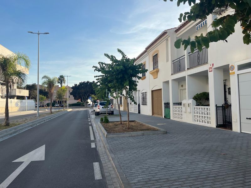 Foto 2fc55dd0-67d5-4a94-9022-e9ece429f136. Casa adossada amb piscina a Salobreña costa Salobreña