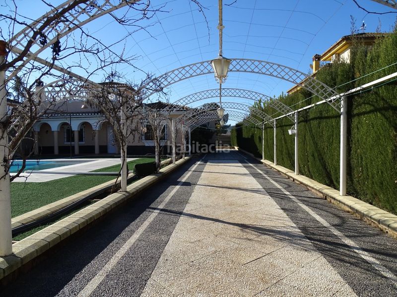 Foto ccd2e059-4713-48e8-a60a-dd02509c8324. Xalet amb aparcament piscina a Atarfe