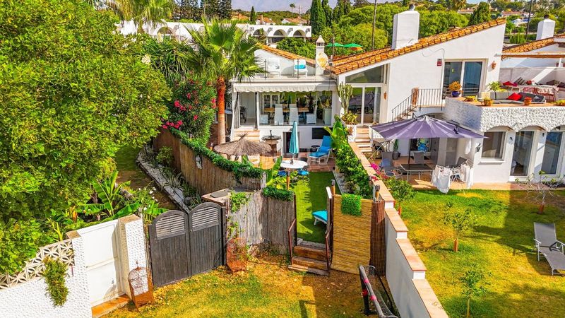 Foto b6fbc212-b857-4a4b-a200-6bd17d19d484. Casa aparellada amb calefacció a Bahía Dorada Estepona