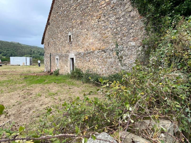 Foto 460e6873-aaf0-4fb5-b0ec-5259c4da8cc8. Casa  de piedra con corral para rehabilitar en periedo en Cabezón de la Sal