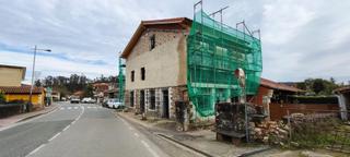 Casa a Mazcuerras. Conjunto de edificaciones en villanueva de la peña.