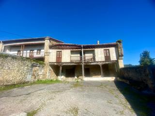 Casa a Reocín. Casa de piedra con finca urbana en cerrazo