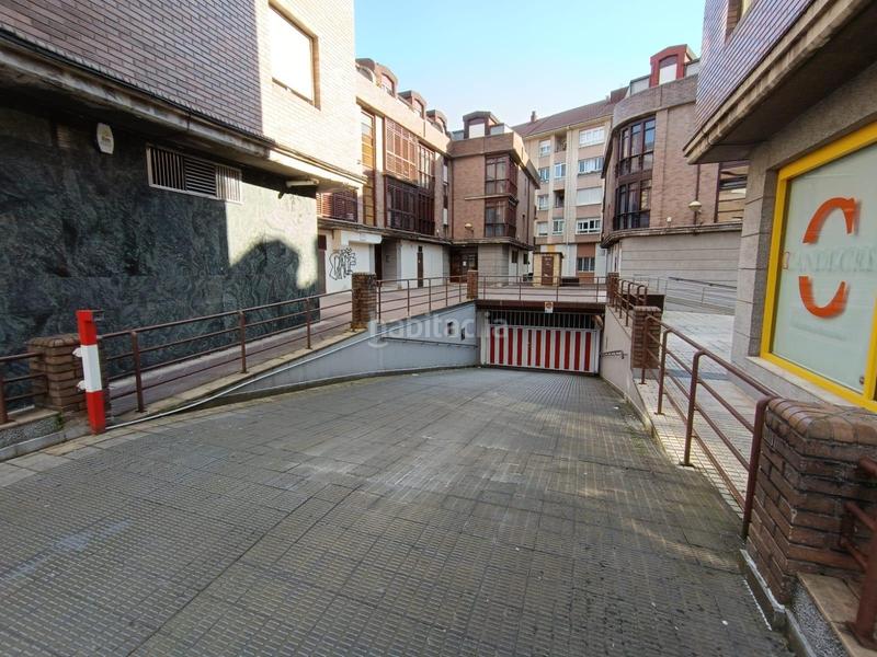 Foto f0cdf888-f5bc-42a4-a5bf-c599a64c4c72. Aparcament cotxe a Centro Torrelavega