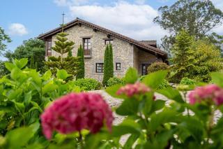 Masia a Ribadedeva. Casa de piedra con gran finca en plena naturaleza
