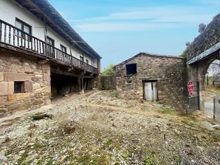 Maison  Santibañez 61. Casa montañesa con jardín en santibañez