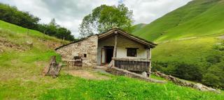 Casa a Vega de Pas. Encanto pasiego conjunto de dos cabañas reformadas.