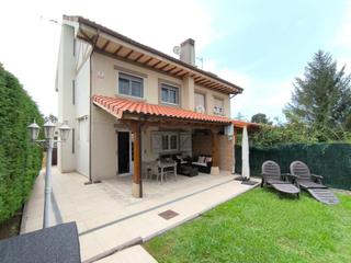 Xalet en Inmobiliaria - Barreda. Chalet adosado con jardn confort, espacio y comodidad .