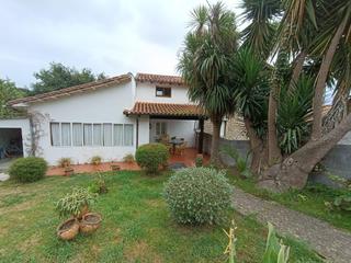 Chalet à Reocín. Acogedora casa adosada con jardín de uso privativo en reocin par