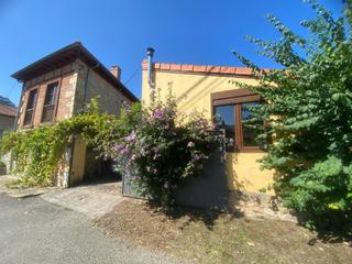 Haus in Alfoz de Lloredo. Casa de piedra con jardín en la costa de oreña