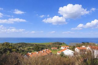 Dúplex a Val de San Vicente. Vivienda sostenible con terraza, plaza de garaje y vistas panorá