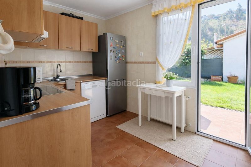 Foto 3a292d74-1e48-42dc-97c7-c72ff8a98e2c. Casa aparellada amb aparcament a Suances