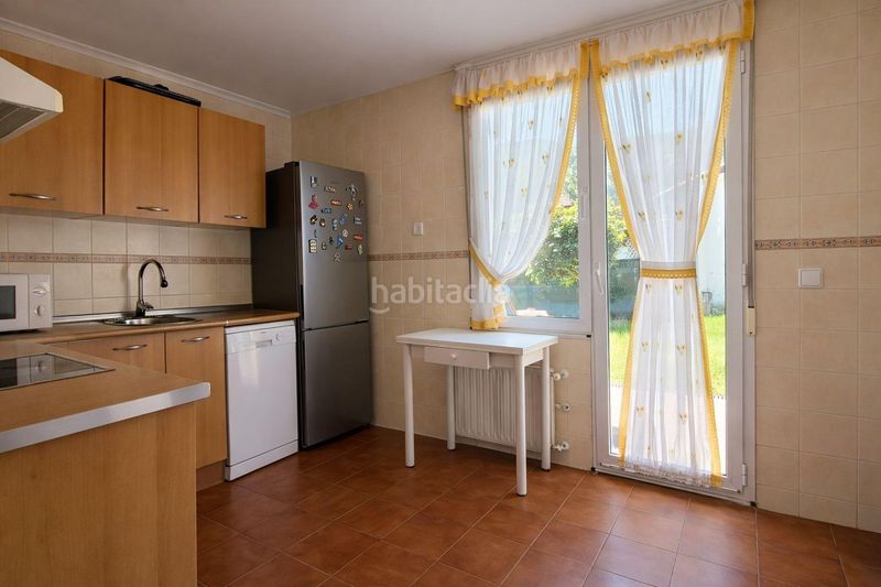 Foto a622392d-6bc4-470d-825e-34dc4eabc0c3. Casa aparellada amb aparcament a Suances