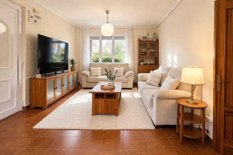 Foto c84f4c01-119c-4a02-9fc8-441d73677aa6. Casa aparellada amb aparcament a Suances