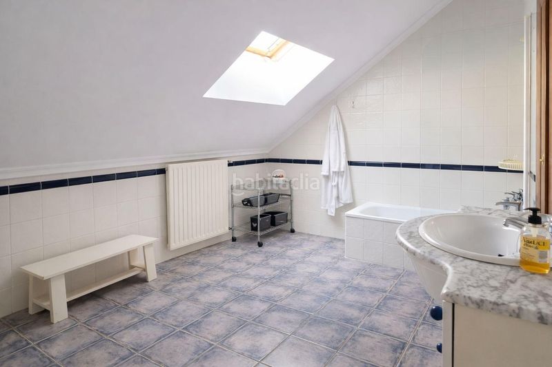 Foto d5ddb9b0-070d-4475-8ea8-3608fc629887. Casa aparellada amb aparcament a Suances