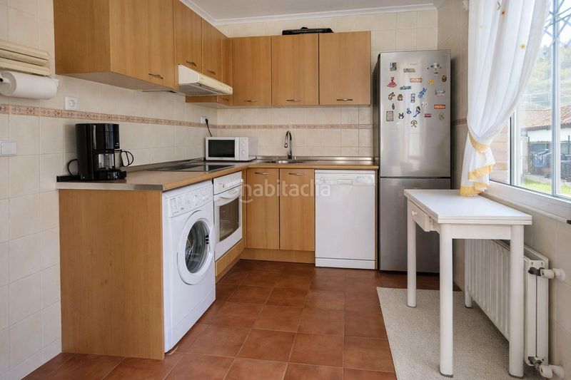 Foto f3999d8c-b4a5-4634-85ed-c9cab9f93289. Casa aparellada amb aparcament a Suances