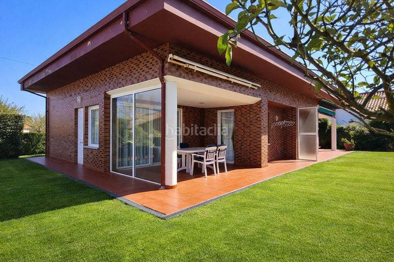 Foto f8364bfa-05ee-4a2f-949e-f09486ce9180. Casa aparellada amb aparcament a Suances