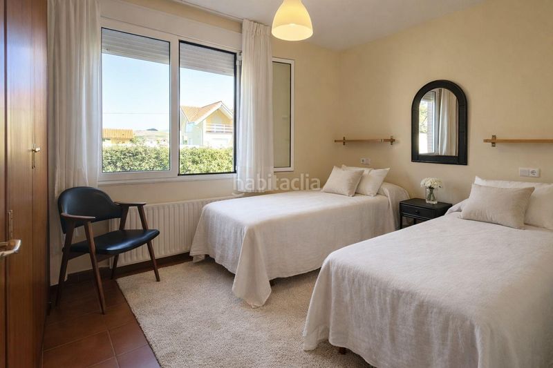 Foto ff5ef616-4eeb-4b82-9c17-949d05ed8dc7. Casa aparellada amb aparcament a Suances