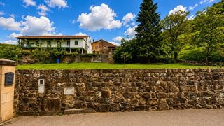 Mas à Barrio villasuso 70. Gran casa tradicional cántabra de piedra con parcela urbana