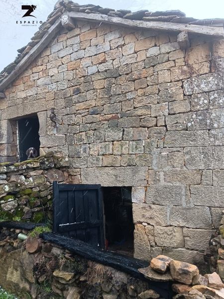 Foto a9685b8c-75d6-477b-b726-a3a07b255495. Casa amb aparcament a Luena
