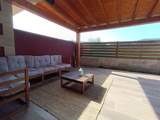 Casa bifamiliare in Castañeda. Chalet pareado en pomaluengo jardín, porche y ubicación perfecta