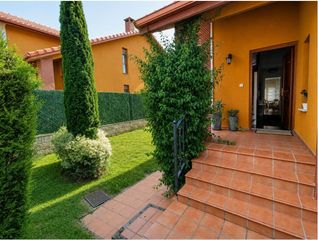 Casa adossada a Puente Viesgo. Amplio chalet pareado en esquina con jardín, terraza y garaje a