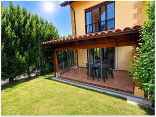 Casa adossada a Santillana del Mar. Vive en santillana del mar chalet con jardín y mucho encanto.