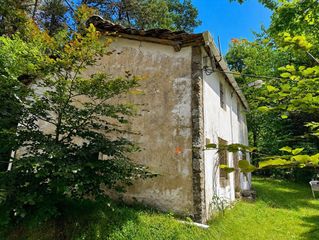 House in Vega de Pas. Cabaña pasiega con amplia finca en un entorno incomparable.