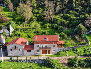 Casa  Barrio pinujo. Conjunto de dos casas de piedra con gran potencial en padierniga