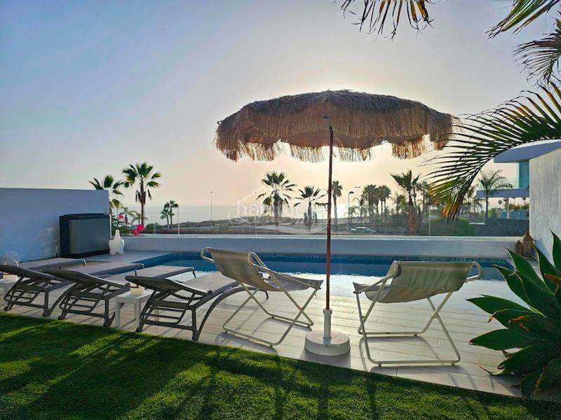 Foto 8b9fc402-ce6b-45dc-ade9-5aa7ef474aee. Semi detached house with parking pool in La Caleta Adeje