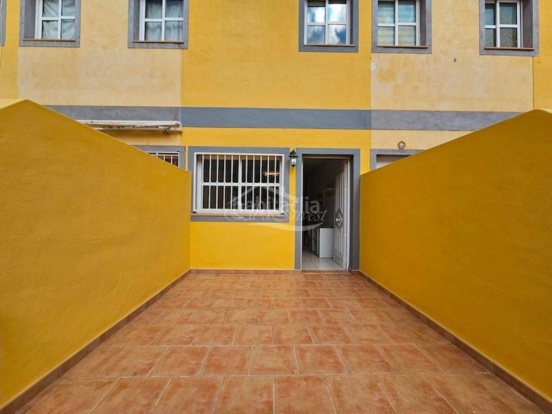 Foto 9cd1b19f-d530-4011-8d73-76f1f37c1046. Casa adossada amb aparcament a Valle San Lorenzo Arona