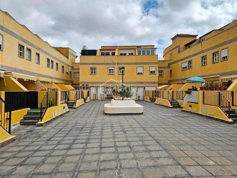 Foto fd59fe1e-63d0-41c6-8916-da7fe1ec447a. Casa adossada amb aparcament a Valle San Lorenzo Arona