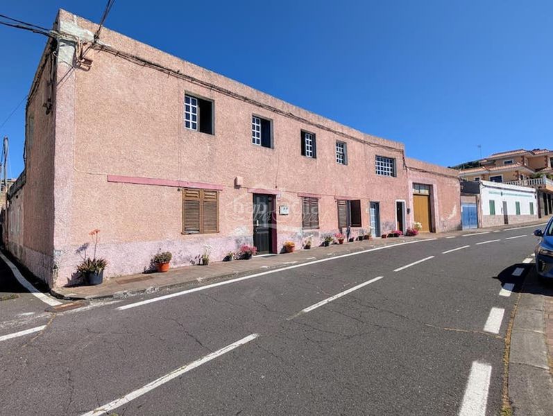 Foto e989b989-8b0f-43a2-84aa-b9280990195d. Casa amb aparcament a Tanque (El)